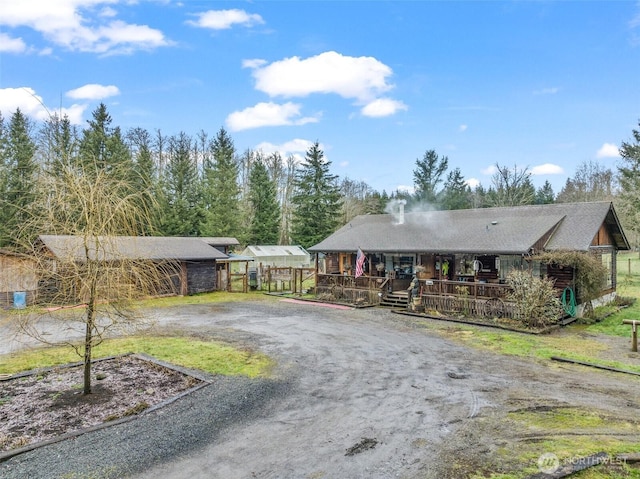 view of front of property with dirt driveway