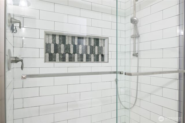 full bathroom featuring a tile shower