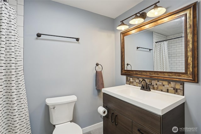 full bath with toilet, vanity, baseboards, a shower with curtain, and tasteful backsplash