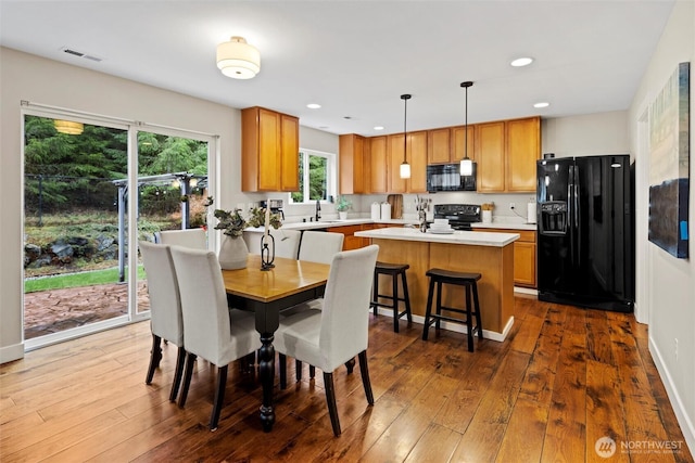 dining area featuring recessed lighting, visible vents, baseboards, and dark wood-type flooring