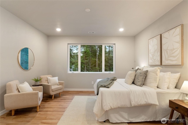 bedroom featuring light wood-type flooring, baseboards, visible vents, and recessed lighting