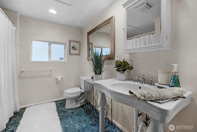 full bath featuring toilet, a sink, visible vents, baseboards, and a shower with curtain