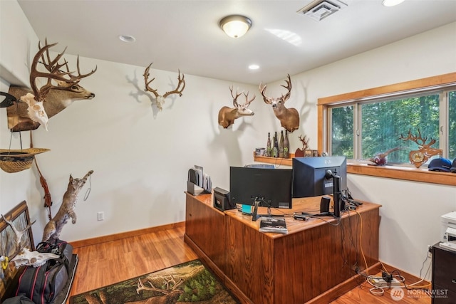 office with baseboards, visible vents, wood finished floors, and recessed lighting