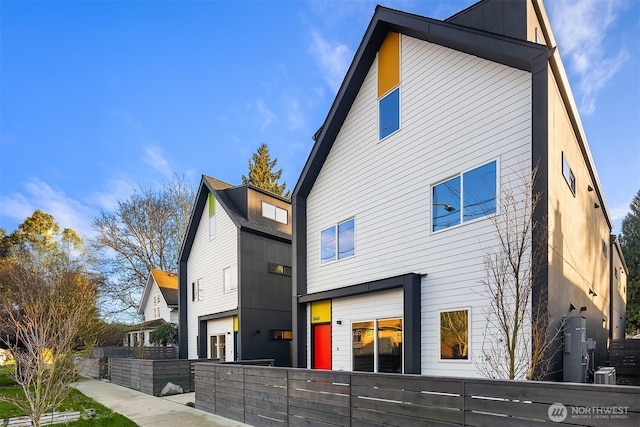 view of front of house featuring a fenced front yard