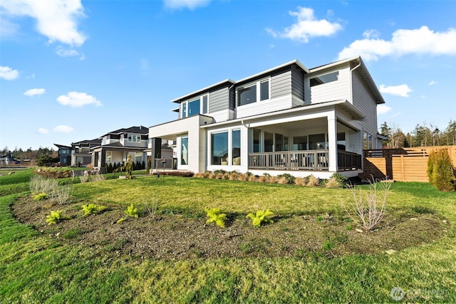 view of front of house featuring a front lawn and fence