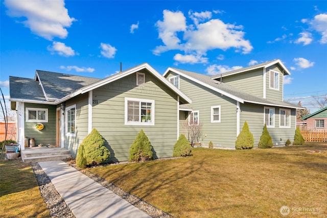 view of front facade featuring fence and a front yard