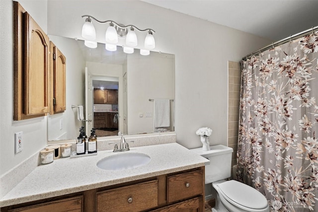 bathroom with a shower with shower curtain, vanity, and toilet