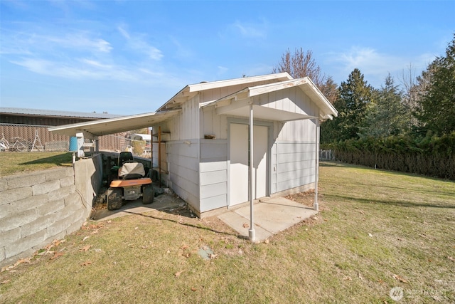 view of outdoor structure featuring a carport and an outdoor structure