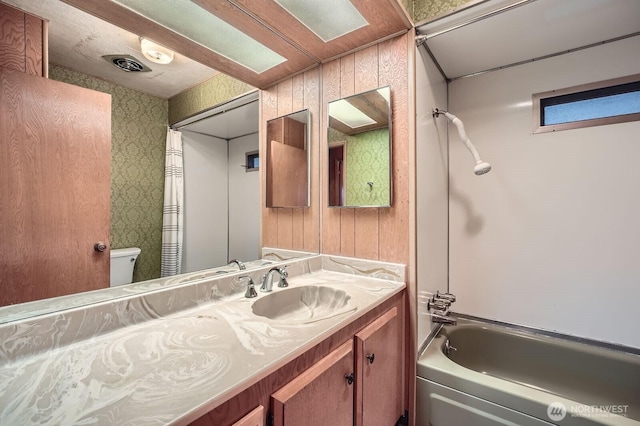 3222 S 183rd St, Seatac, WA 98188 - bathroom featuring shower / bath combination with curtain, visible vents, toilet, vanity, and wallpapered walls