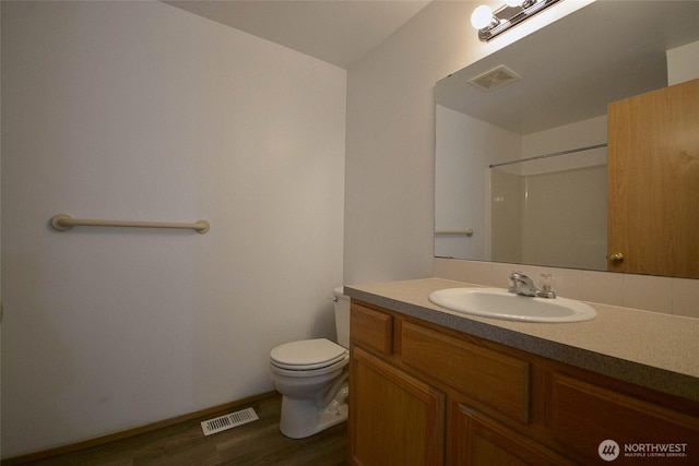 full bathroom featuring a shower, visible vents, vanity, and toilet