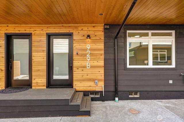 property entrance featuring crawl space