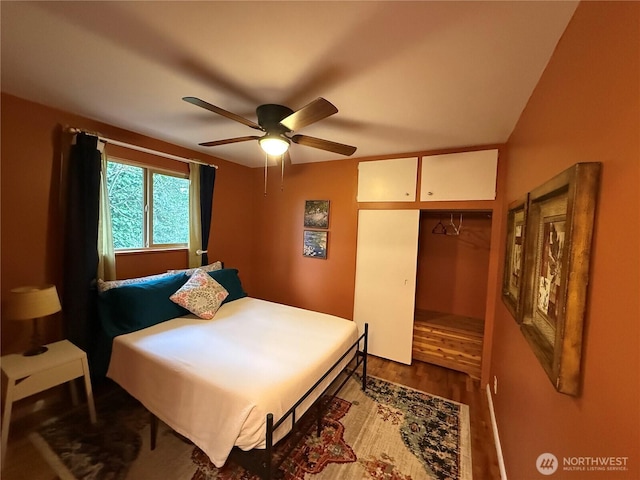 bedroom featuring ceiling fan, dark wood finished floors, and a closet