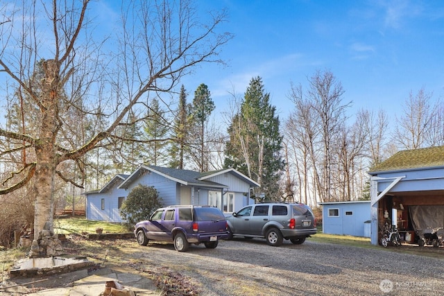 view of front of property featuring gravel driveway