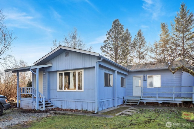 view of front of house featuring a front yard