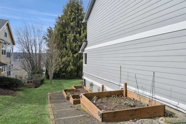 view of yard featuring a vegetable garden