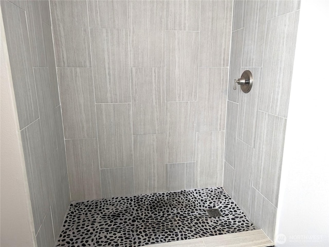 bathroom featuring tiled shower