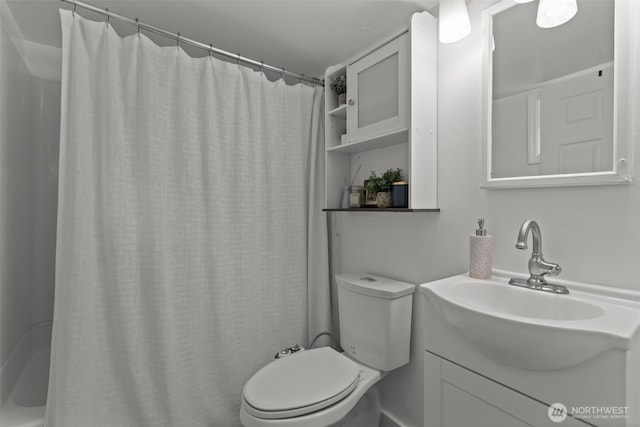 full bathroom with a shower with shower curtain, vanity, and toilet