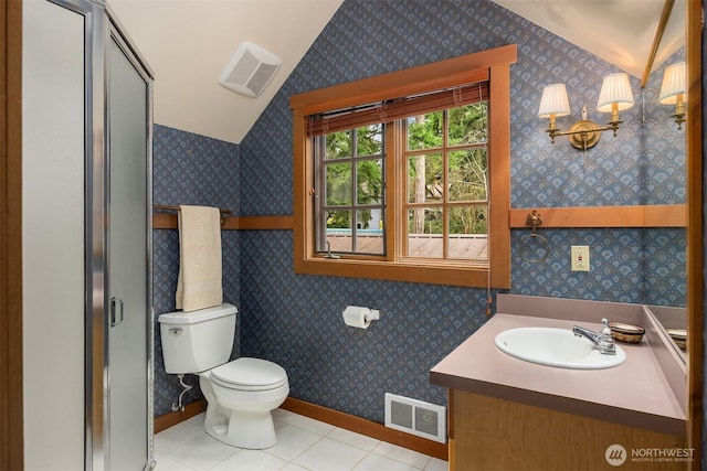 full bath with vaulted ceiling, toilet, visible vents, and wallpapered walls