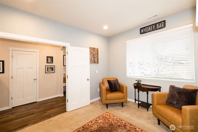 living area with baseboards, visible vents, carpet flooring, and recessed lighting