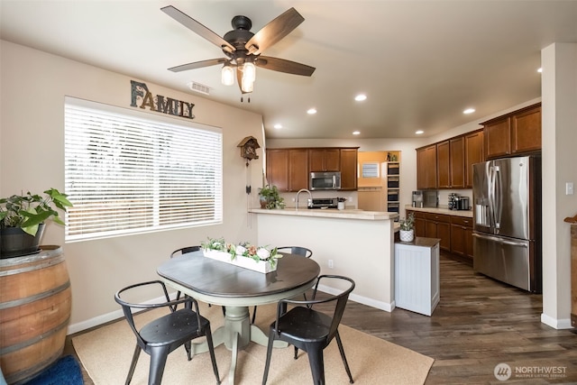 dining space with dark wood finished floors, recessed lighting, visible vents, ceiling fan, and baseboards