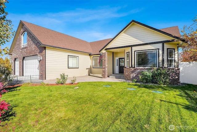 view of front of property featuring brick siding, a front lawn, and fence