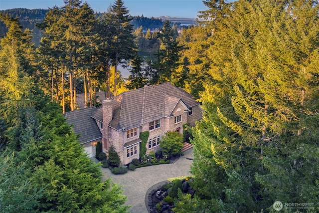 birds eye view of property featuring a wooded view