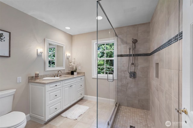 full bathroom with plenty of natural light, a tile shower, and toilet