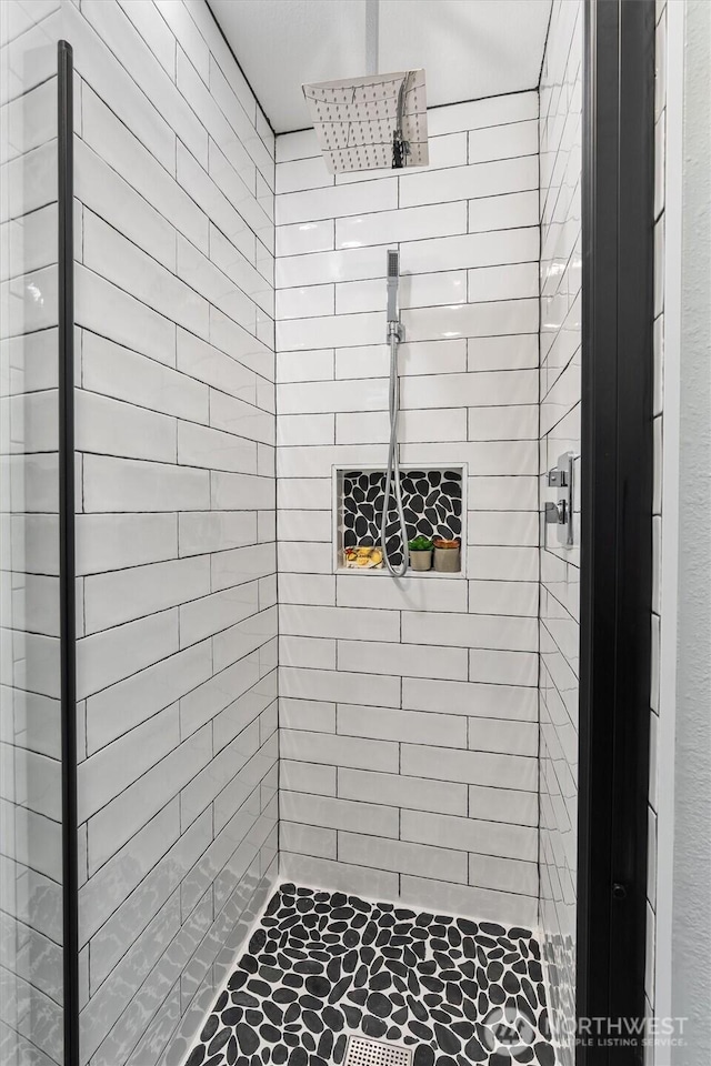 full bathroom featuring a tile shower