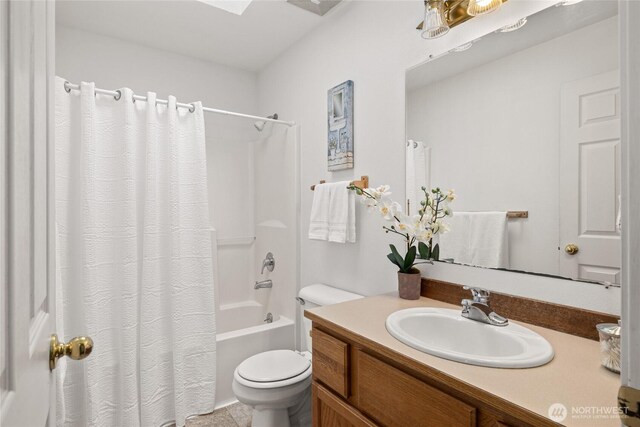 bathroom featuring shower / tub combo with curtain, vanity, and toilet