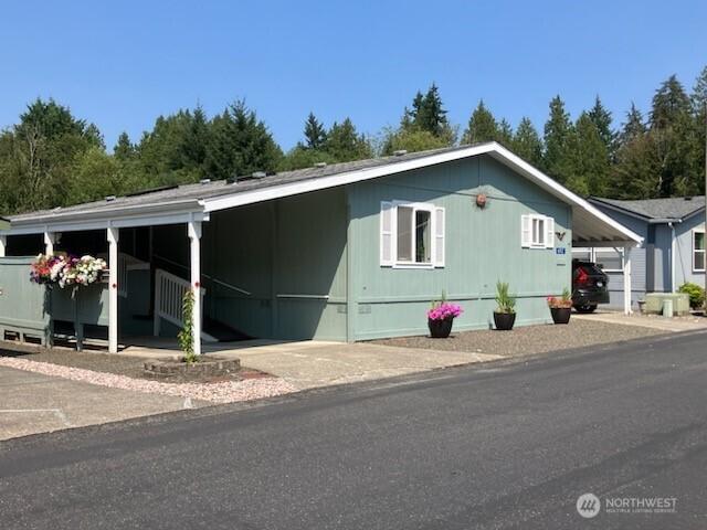 view of front of property featuring driveway and a carport