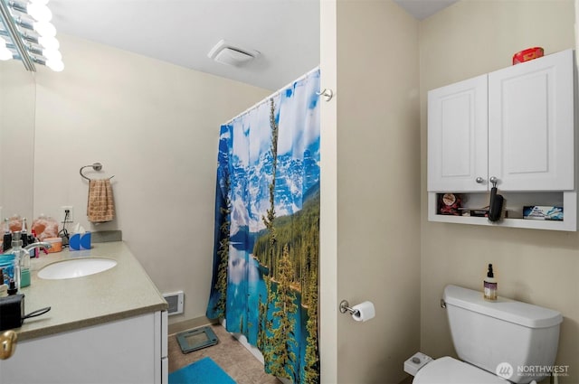 full bath with curtained shower, visible vents, vanity, and toilet