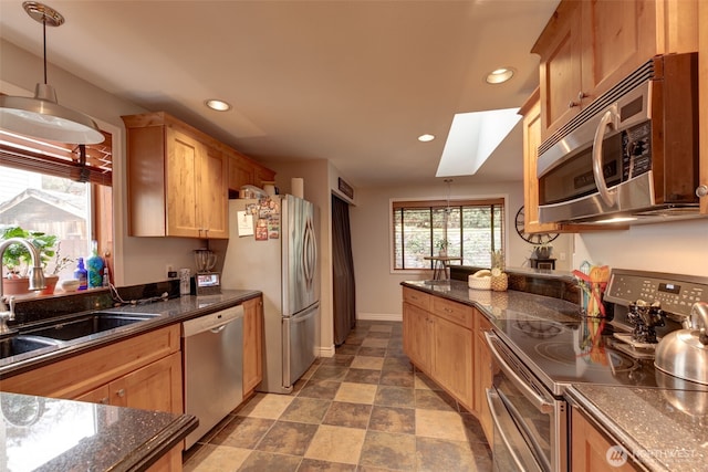 kitchen with recessed lighting, stainless steel appliances, a sink, and decorative light fixtures