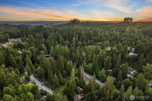 birds eye view of property featuring a forest view