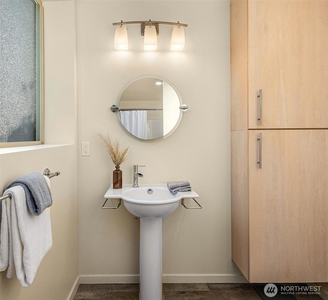 bathroom with baseboards