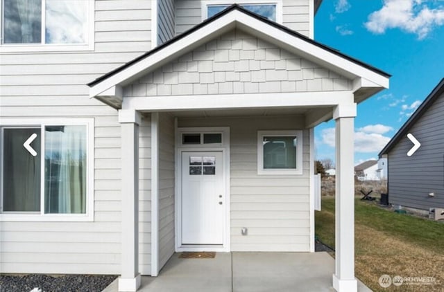 property entrance featuring a yard