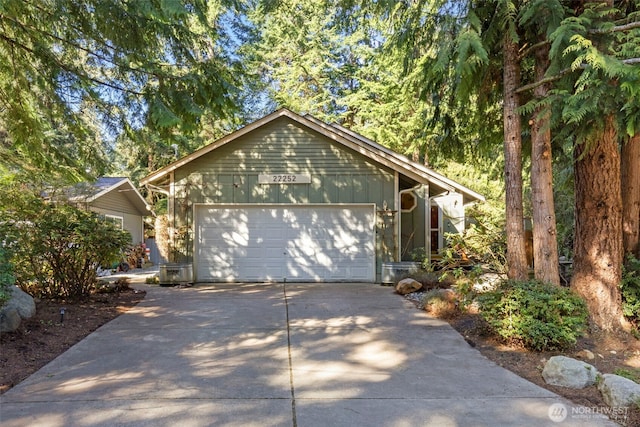 view of front facade with a garage and concrete driveway