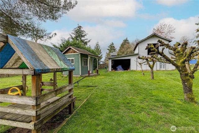 view of yard with an outdoor structure