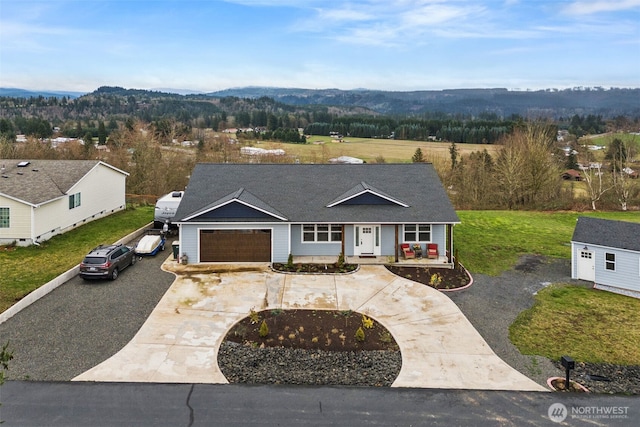 single story home with driveway