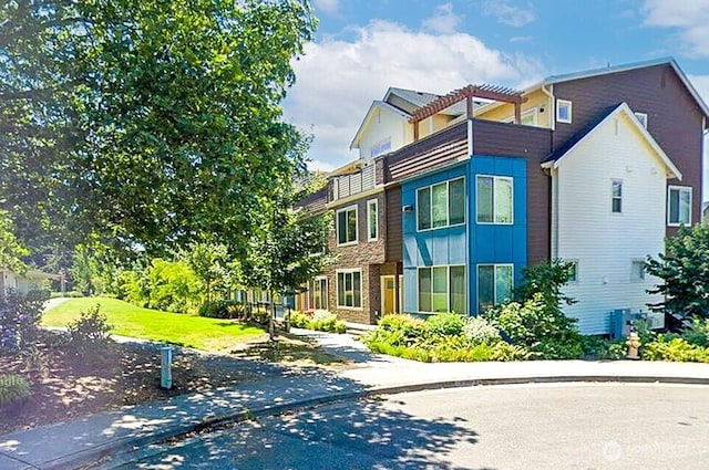 view of front of house featuring a front lawn