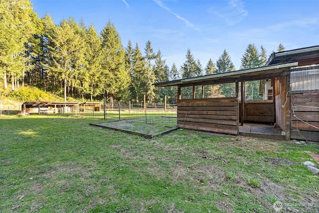 view of yard featuring an outbuilding