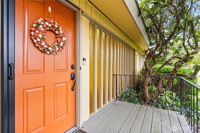 property entrance featuring a balcony