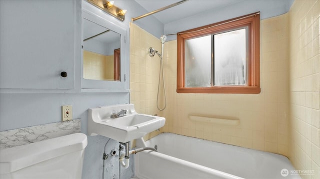 bathroom featuring toilet and washtub / shower combination