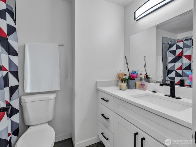 full bath with a shower with shower curtain, baseboards, vanity, and toilet