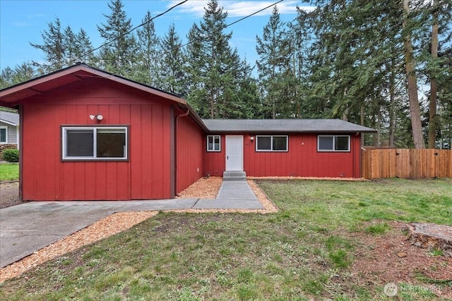 view of front of property featuring fence and a front lawn