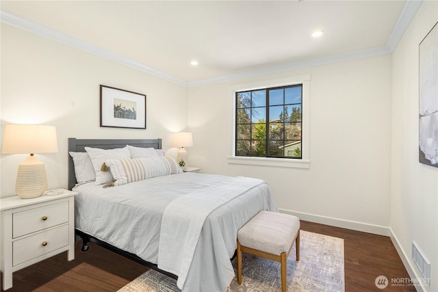 bedroom featuring recessed lighting, visible vents, baseboards, dark wood-style floors, and crown molding