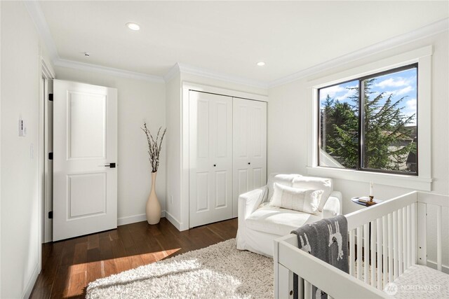 bedroom featuring baseboards, ornamental molding, wood finished floors, a closet, and recessed lighting