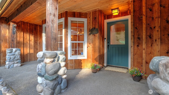 property entrance featuring covered porch