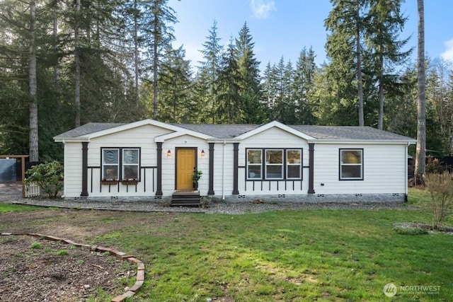 view of front of house featuring a front lawn, crawl space, and a shingled roof