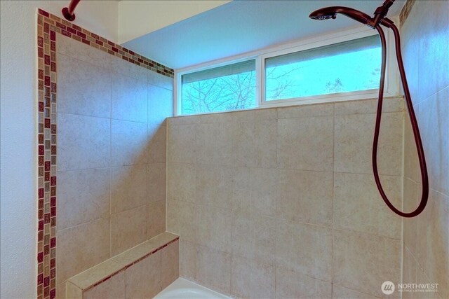 bathroom featuring tiled shower / bath combo