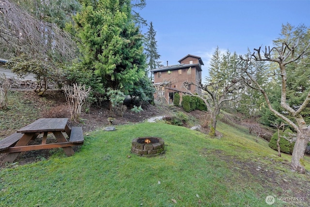 view of yard featuring an outdoor fire pit